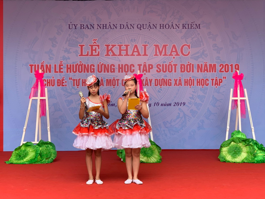 Tiết mục văn nghệ của học sinh trường tiểu học Phúc Tân hưởng ứng buổi lễ.