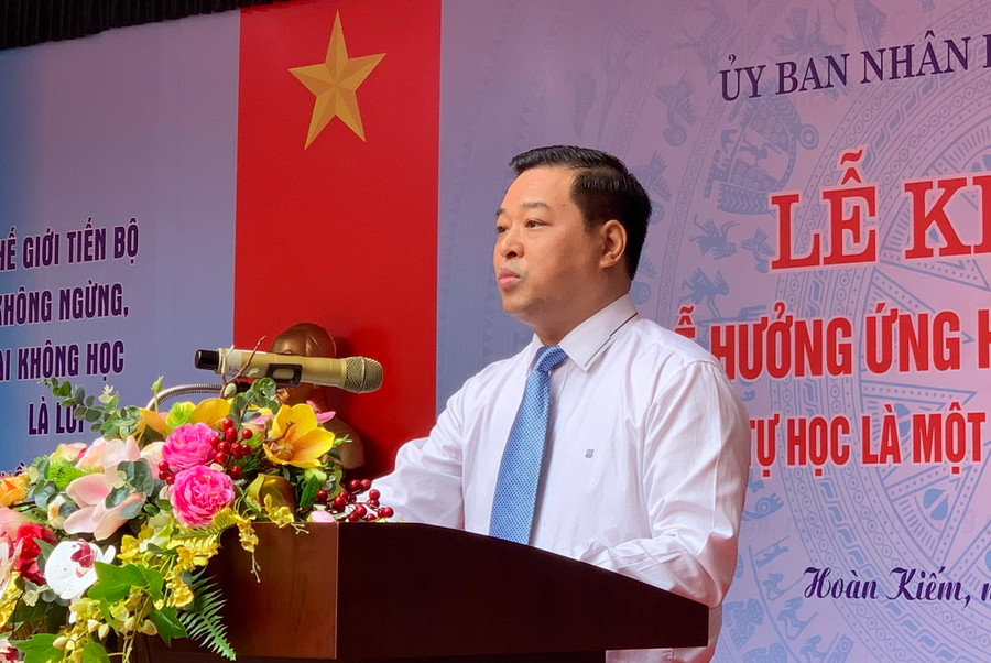 Ông Đinh Hồng Phong - Phó chủ tịch Thường trực UBND quận Hoàn Kiếm phát động Tuần lễ hưởng ứng học tập suốt đời trên địa bàn.