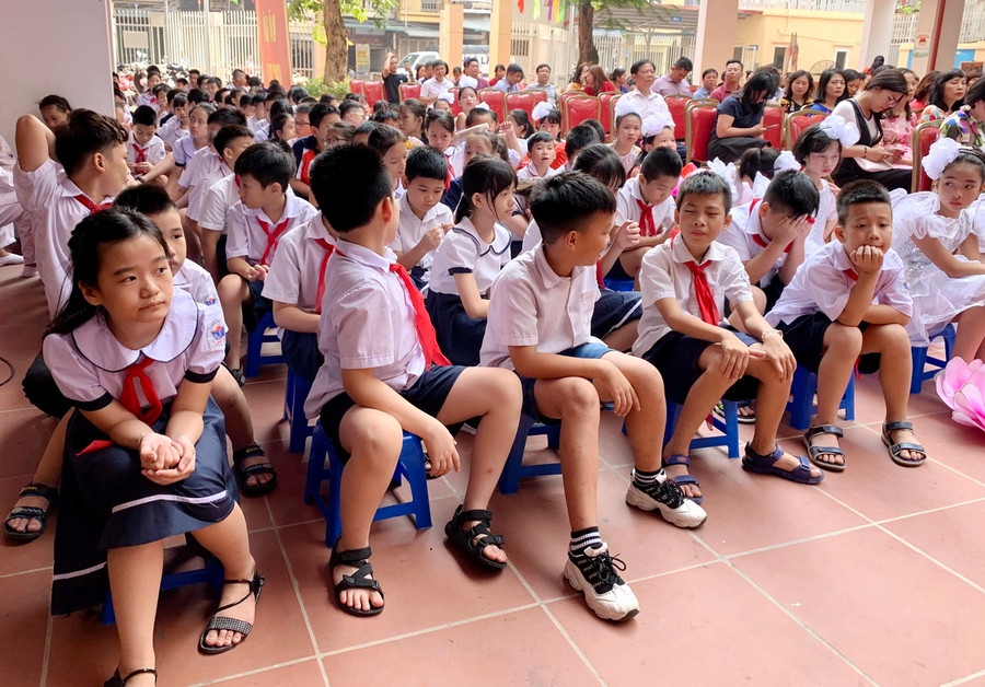 Các em học sinh tham dự buổi lễ