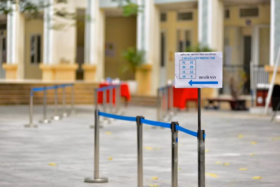 Chỉ dẫn lên phòng thi.