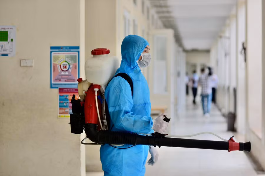 Phun khử khuẩn tại điểm thi.