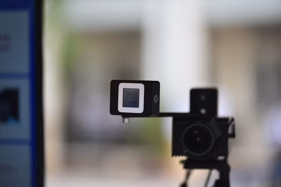 Máy đo thân nhiệt tự động được lắp đặt trước cổng điểm thi.