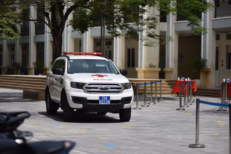 Nhân viên y tế chuẩn bị phương án đưa thí sinh có vấn đề sức khỏe đến bệnh viện.