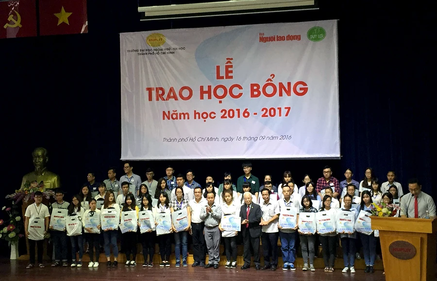 Ban tổ chức trao học bổng cho các tân SV