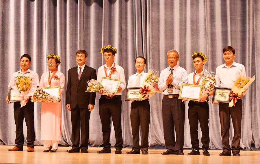 Lãnh đạo trường khen thưởng CBVC và SV