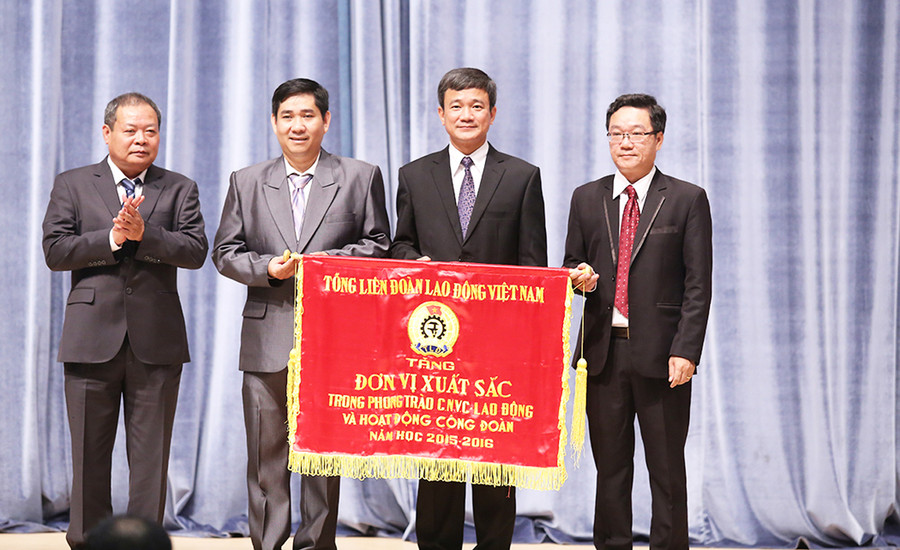 Tổng Liên đoàn Lao động VN tặng cờ thi đua xuất sắc cho đại diện nhà trường Tổng Liên đoàn Lao động VN tặng cờ thi đua xuất sắc cho đại diện nhà trường