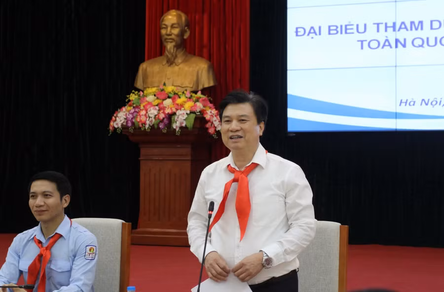 Thứ trưởng Bộ GD&amp;ĐT Nguyễn Hữu Độ ghi nhận và biểu dương các thành tích đạt được của các đại biểu trong học tập và rèn luyện.