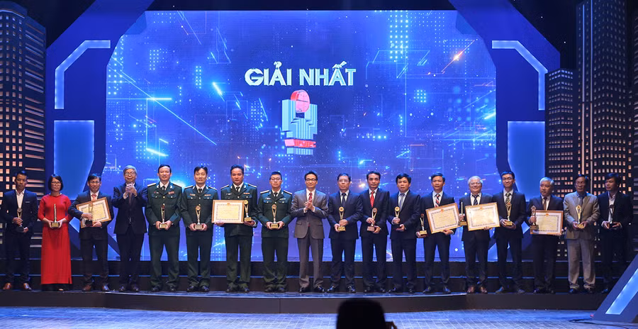 Phó Thủ tướng Vũ Đức Đam và Chủ tịch Liên hiệp hội Việt Nam Đặng Vũ Minh trao giải Nhất cho các tác giả đoạt giải.