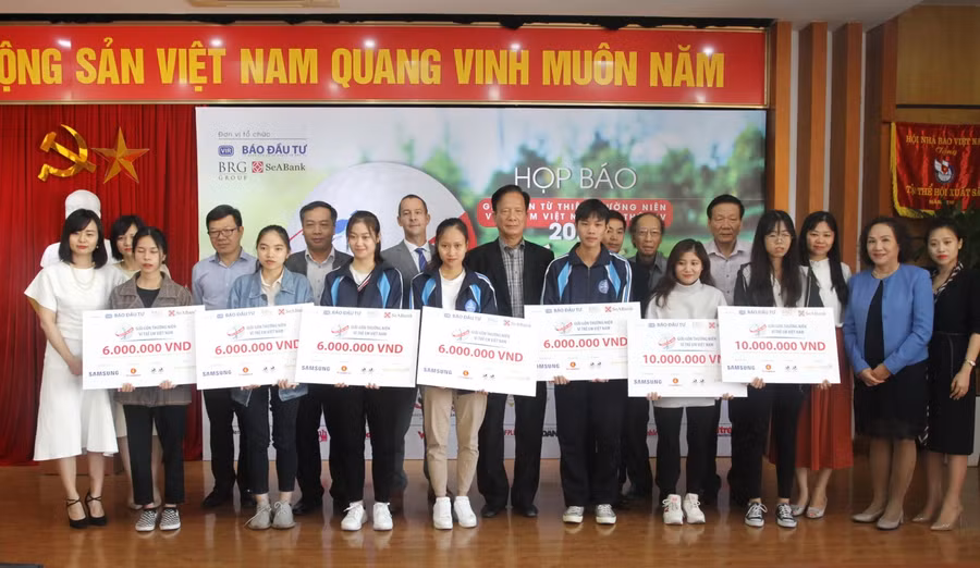 Ban tổ chức trao học bổng cho các bạn sinh viên