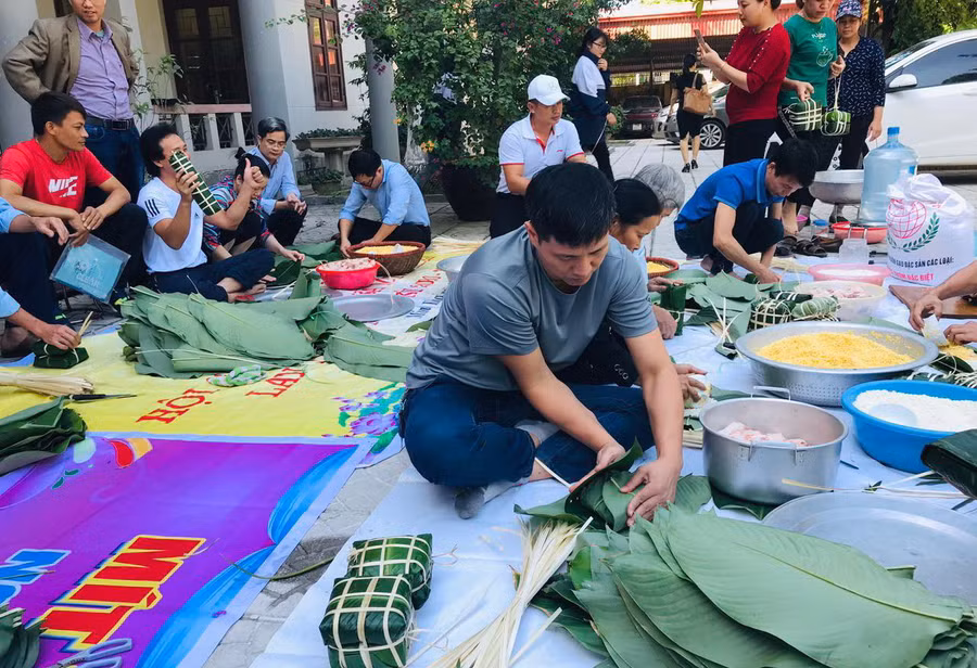 Thầy trò Hà Nội gói bánh chưng ủng hộ đồng bào lũ lụt miền Trung