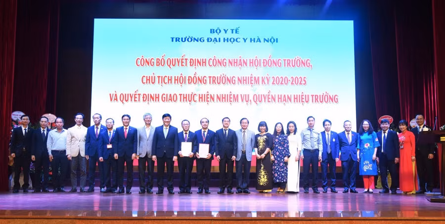 Ra mắt Hội đồng trường Trường Đại học Y Hà Nội, nhiệm kỳ 2020 - 2025 gồm 17 thành viên