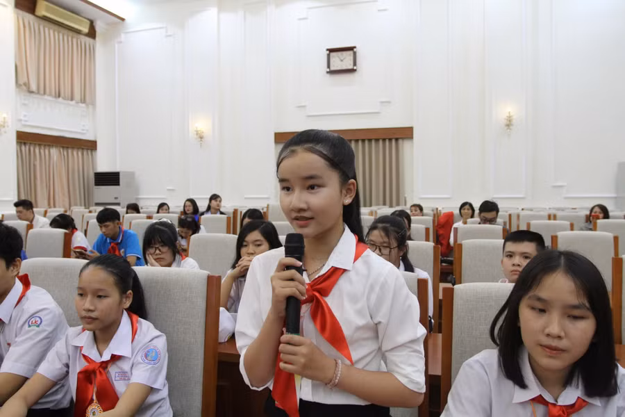 Đại diện Cháu ngoan Bác Hồ toàn quốc phát biểu tại buổi gặp mặt