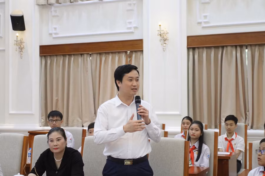 Ông Đỗ Đức Quế - Phó Vụ trưởng Vụ Giáo dục Trung học giải đáp thắc mắc kiến nghị của các em học sinh.