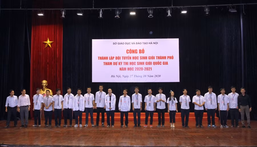 Đội tuyển Vật lí có sự góp mặt của Nguyễn Mạnh Quân- học sinh đạt thành tích xuất sắc tại nhiều kì thi quốc tế