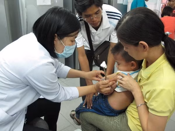 Tiêm phòng sởi cho trẻ