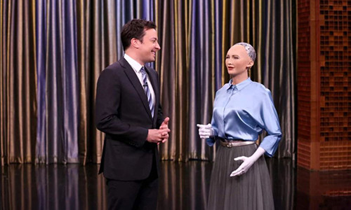 Robot Sophia trò chuyện với MCJimmy Fallon trong chương trình truyền hìnhTonight Show. Ảnh:Newswire.