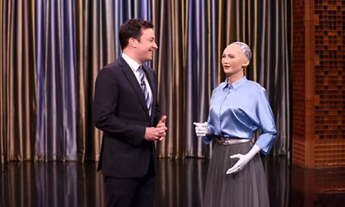 Robot Sophia trò chuyện với MCJimmy Fallon trong chương trình truyền hìnhTonight Show. Ảnh:Newswire.
