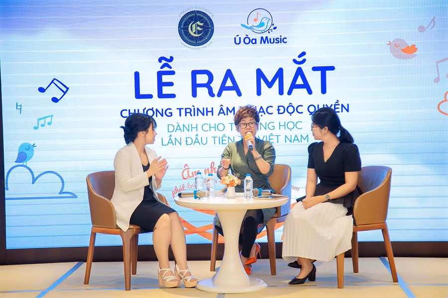Từ trái qua: Thạc sĩ giáo dục mầm non Nguyễn Phương Thảo (Giảng viên khoa Giáo dục mầm non Trường Đại học Sài Gòn), Thạc sĩ âm nhạc Bùi Triệu Yên (cố vấn Chuyên môn Ú Òa Music) và cô Phạm Ngọc Châm (Cố vấn chuyên môn Reggio Emilia Approach) tham gia giao lưu tại buổi ra mắt chương trình. Từ trái qua: Thạc sĩ giáo dục mầm non Nguyễn Phương Thảo (Giảng viên khoa Giáo dục mầm non Trường Đại học Sài Gòn), Thạc sĩ âm nhạc Bùi Triệu Yên (cố vấn Chuyên môn Ú Òa Music) và cô Phạm Ngọc Châm (Cố vấn chuyên môn Reggio Emilia Approach) tham gia giao lưu tại buổi ra mắt chương trình.