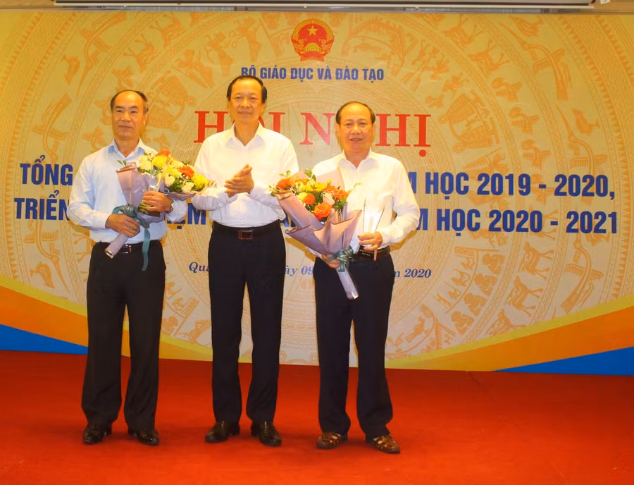 Thứ trưởng Phạm Ngọc Thưởng tặng quà, tri ân Chánh Thanh tra Nguyễn Huy Bằng và Phó Chánh Thanh tra Tống Duy Hiến (bên phải) nghỉ hưu.