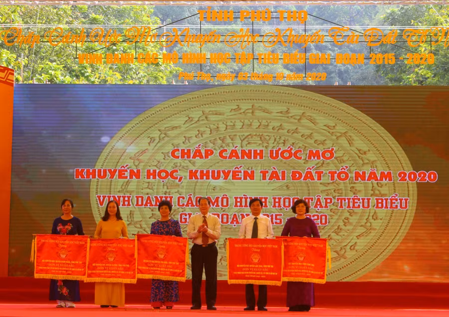Ông Phạm Hoàng Be - Phó Chủ tịch Hội Khuyến học Việt Nam trao tặng Cờ thi đua cho các cấp Hội.
