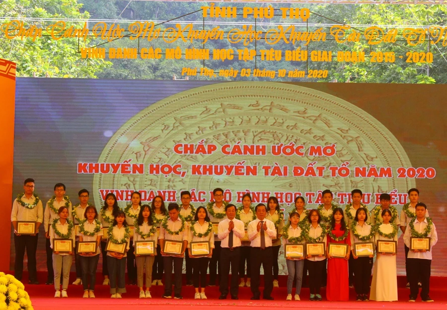 Trao thưởng cho các em học sinh tiêu biểu, xuất sắc. 