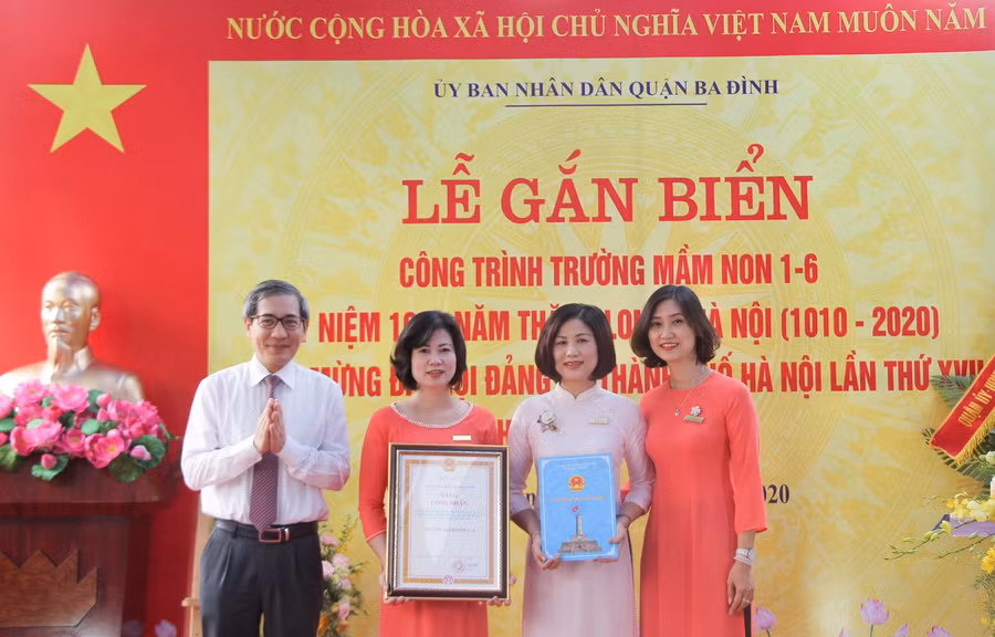Bí thư Quận ủy Ba Đình Hoàng Minh Dũng Tiến chúc mừng, trao chứng nhận và chụp ảnh lưu niệm tại Trường mầm non 1 - 6.