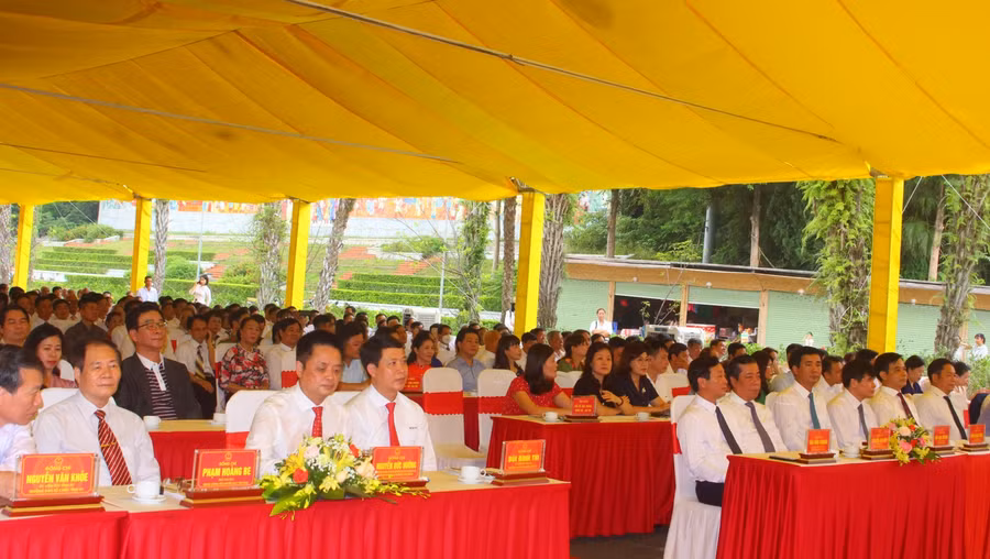 Các đại biểu dự chương trình: “Chắp cánh ước mơ - Vinh danh khuyến học, khuyến tài đất Tổ 2020