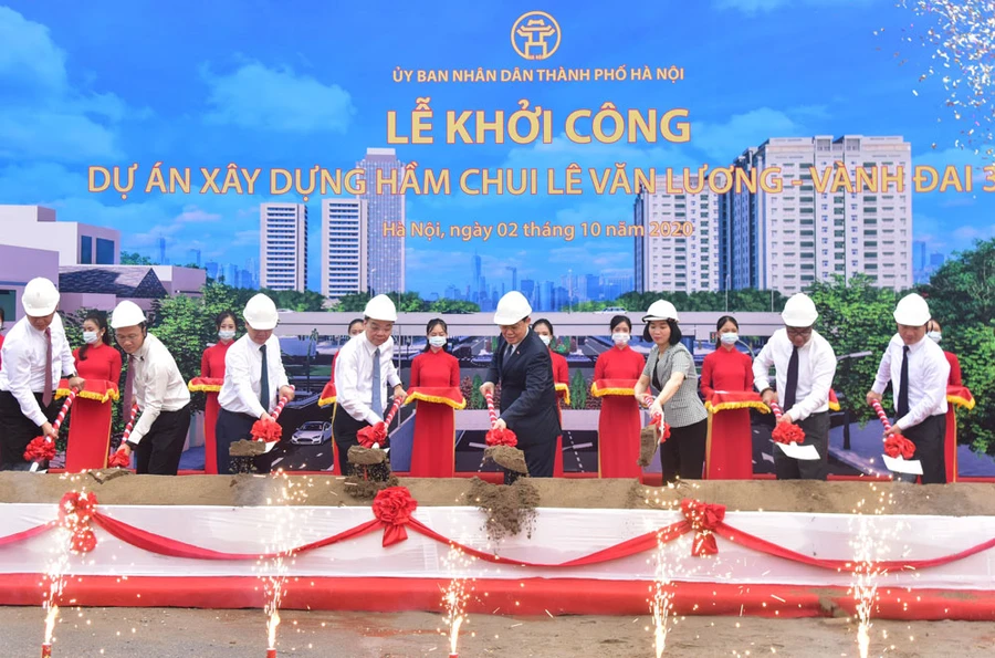 Các đại biểu làm lễ động thổ khởi công dự án (Ảnh: Viết Thành).