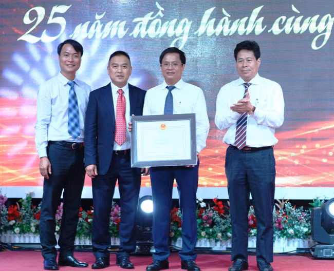 Ông Nguyễn Văn Phương - Vụ trưởng Vụ Thi đua - Khen thưởng, Phó chủ tịch Hội đồng thi đua khen thưởng (Bộ TT&amp;TT) trao bằng khen của Bộ trưởng Bộ Thông tin và Truyền thông cho Báo Gia đình Việt Nam.