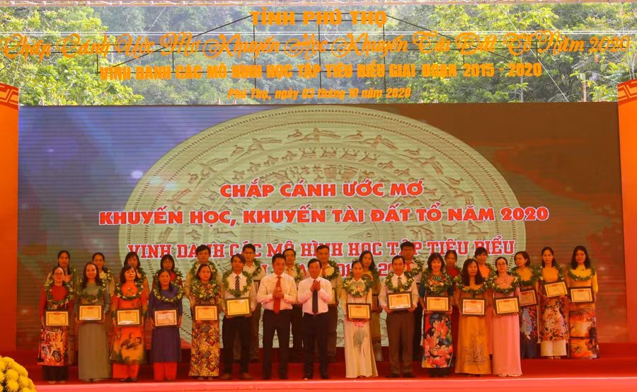Trao thưởng cho các giáo viên, giảng viên, huấn luyện viên có học sinh, sinh viên đạt giải.