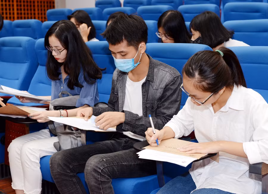 Các tân sinh viên Đại học Kinh tế Quốc dân hoàn thiện thủ tục nhập học.