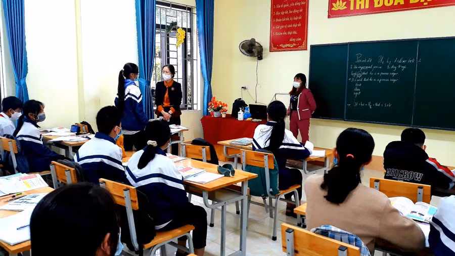 Trưởng phòng GD&amp;ĐT Việt Yên - Đỗ Thị Hương thăm và kiểm tra công tác dạy và học đối với học sinh lớp 9 tại trường THCS Minh Đức.