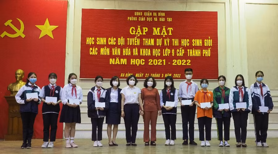 Cô Tô Thị Hải Yến - Hiệu trưởng trường THCS Giảng Võ (thứ 6 từ trái sang phải) tặng quà động viên học sinh.