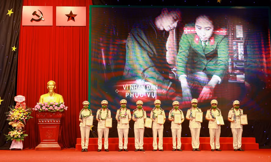 Tuyên dương 10 gương mặt trẻ Công an Thủ đô xuất sắc tiêu biểu