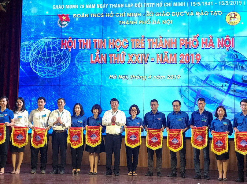 Trao cờ lưu niệm cho các đơn vị dự thi Trao cờ lưu niệm cho các đơn vị dự thi