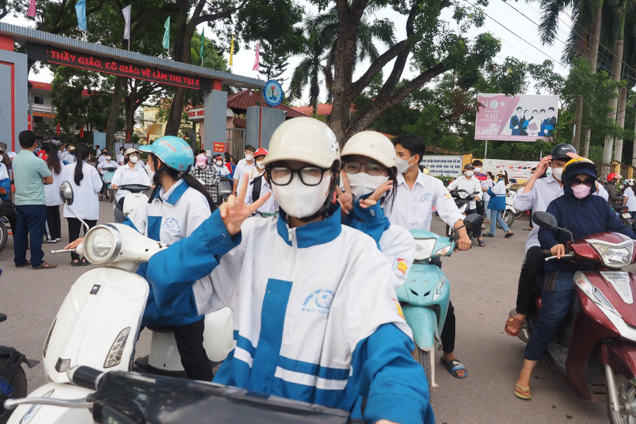 Đa số thí sinh hân hoan sau khi hoàn thành tốt bài thi môn ngoại ngữ. Đa số thí sinh hân hoan sau khi hoàn thành tốt bài thi môn ngoại ngữ.