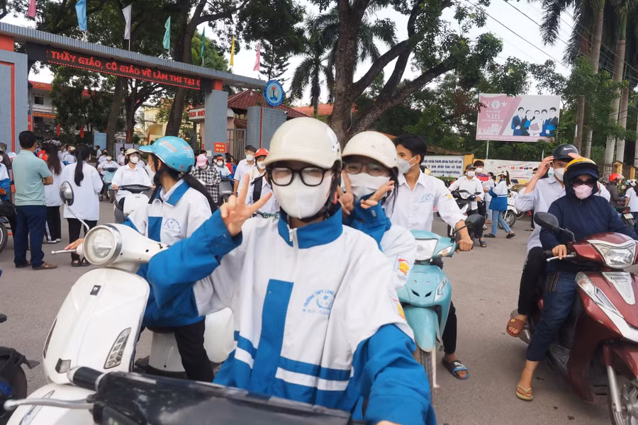 Đa số thí sinh hân hoan sau khi hoàn thành tốt bài thi môn ngoại ngữ.