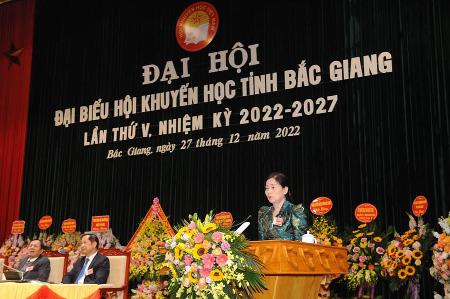 Nhà giáo Nguyễn Thị Thanh Thiết báo cáo điển hình tiên tiến tại Đại hội Hội khuyến học tỉnh Bắc Giang nhiệm kỳ 2022 -2027.