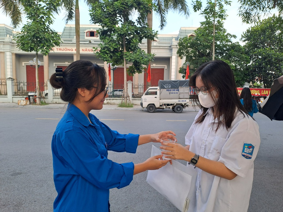 Thí sinh được tặng nước uống với những lời động viên vững tin bước vào phòng thi.