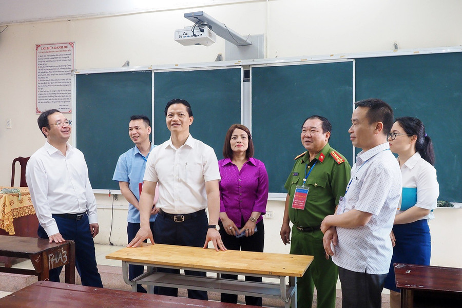 Ông Vương Quốc Tuấn - Phó Chủ tịch Thường trực UBND tỉnh Bắc Ninh kiểm tra cơ sở vật chất phòng thi. Ông Vương Quốc Tuấn - Phó Chủ tịch Thường trực UBND tỉnh Bắc Ninh kiểm tra cơ sở vật chất phòng thi.