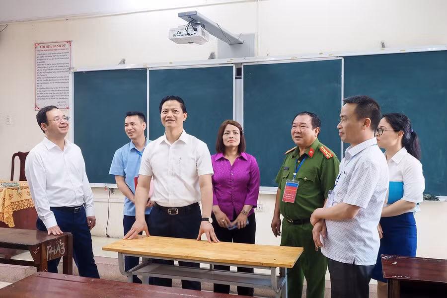 Ông Vương Quốc Tuấn - Phó Chủ tịch Thường trực UBND tỉnh Bắc Ninh kiểm tra cơ sở vật chất phòng thi.