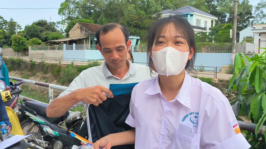 Nguyễn Khánh Vân chia sẻ về đề thi ngoại ngữ.