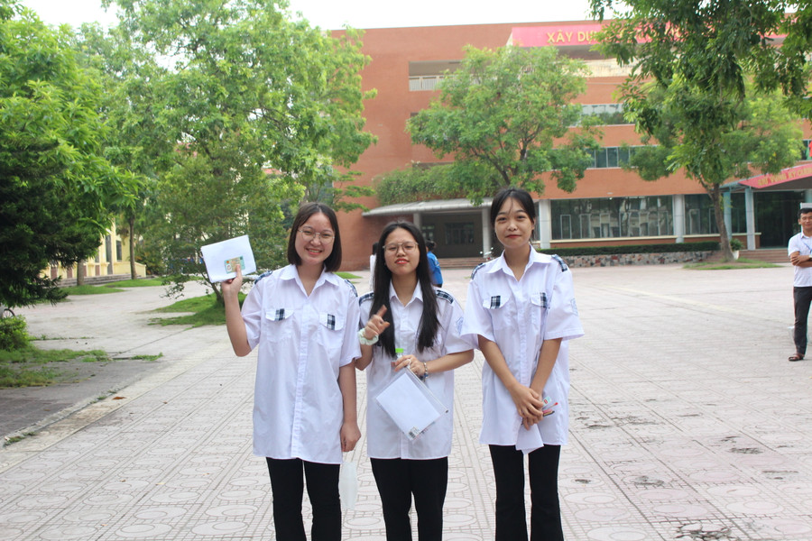 Thí sinh điểm thi trường THPT Chuyên Bắc Giang đến điểm thi sớm, tự tin hoàn thành bài thi.