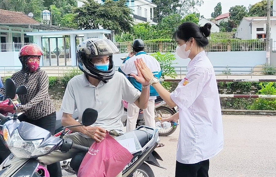 Phụ huynh đưa thí sinh đến điểm thi và động viên bằng cách đánh tay. Phụ huynh đưa thí sinh đến điểm thi và động viên bằng cách đánh tay.