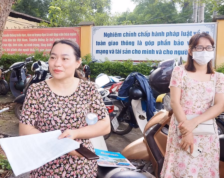 Cô Tô Thị Điểm với danh sách và số điện thoại phụ huynh học sinh trên tay.