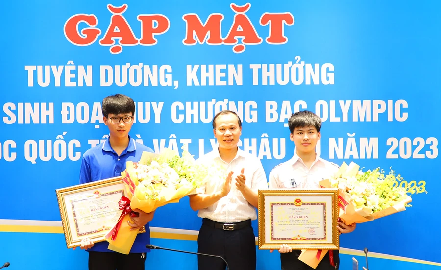 Ông Mai Sơn - Phó Chủ tịch Thường trực UBND tỉnh Bắc Giang trao Bằng khen của Chủ tịch UBND tỉnh và tiền thưởng cho hai em Giáp Vũ Sơn Hà, Trương Phi Hùng (Ảnh BGG).