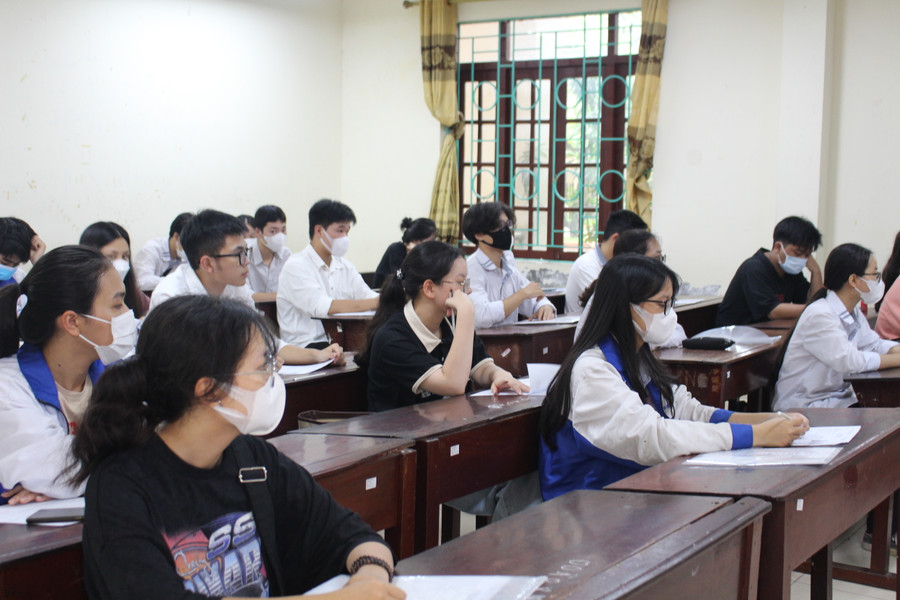 Thí sinh làm thủ tục tại điểm thi trường THPT Hàn Thuyên (TP Bắc Ninh). Thí sinh làm thủ tục tại điểm thi trường THPT Hàn Thuyên (TP Bắc Ninh).