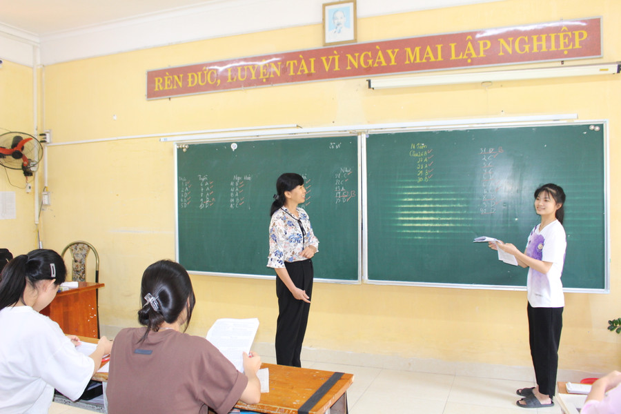 Cô trò cùng trao đổi và luyện đề môn GDCD trên lớp. Cô trò cùng trao đổi và luyện đề môn GDCD trên lớp.