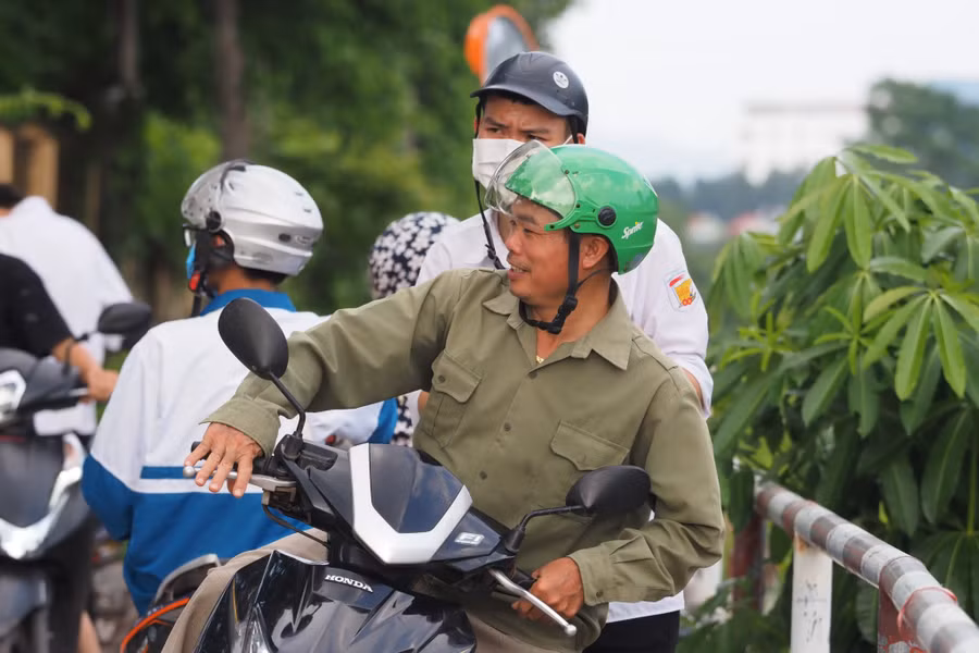 Niềm vui của phụ huynh khi học sinh hoàn thành tốt kỳ thi.