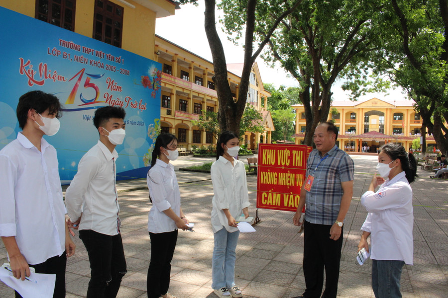 Giám đốc Sở GD&ĐT Bắc Giang - Tạ Việt Hùng kiểm tra công tác thi (ảnh TL). Giám đốc Sở GD&ĐT Bắc Giang - Tạ Việt Hùng kiểm tra công tác thi (ảnh TL).